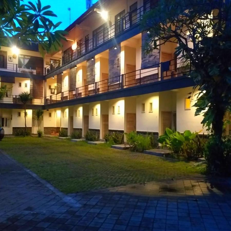 Urbanview Hotel Wayan Mansion Denpasar  Bagian luar foto