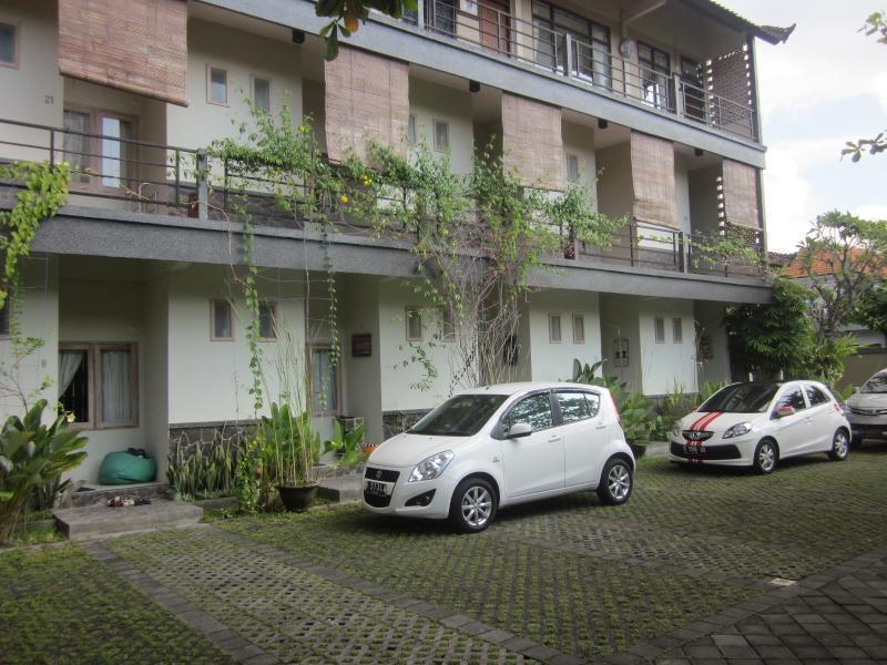 Urbanview Hotel Wayan Mansion Denpasar  Bagian luar foto